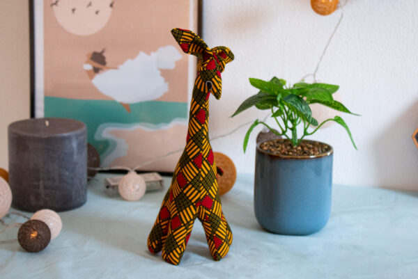 Peluche Girafe carreaux jaune et rouge